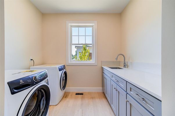 Interior, Washer, Wood Texture Flooring