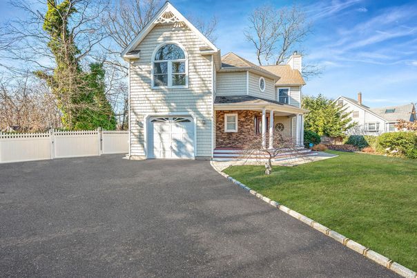 Attached, Exterior, Facade, Brick Facade, Queen Anne Victorian