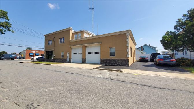 Attached, Exterior, Facade, Modern