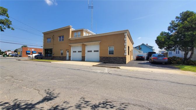 Attached, Exterior, Facade, Modern