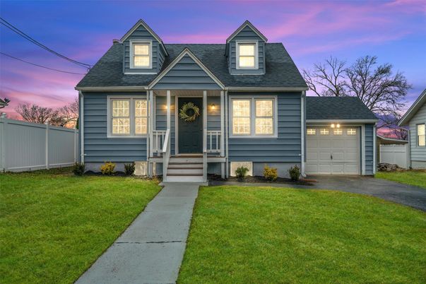Attached, Exterior, Facade, Cape Cod