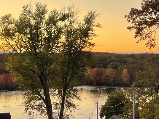 Exterior, Lake