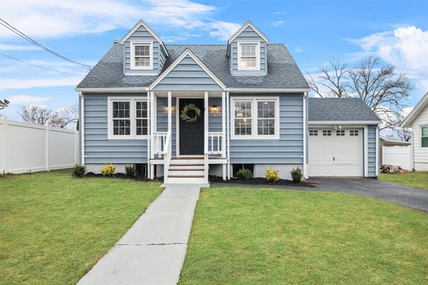 Attached, Exterior, Facade, Cape Cod