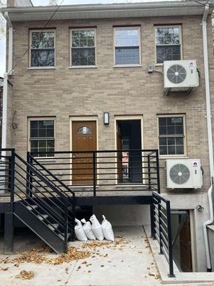 Exterior, Facade, Rowhouse