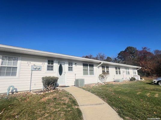 Exterior, Facade, Ranch