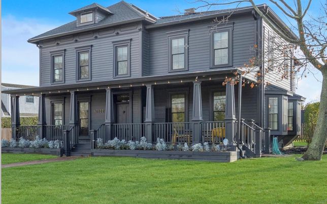 Exterior, Facade, American Foursquare