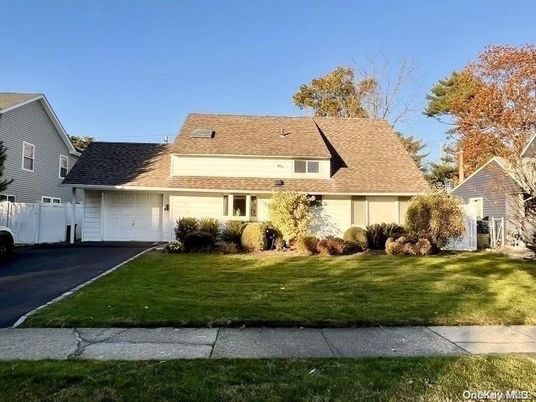 Attached, Exterior, Facade, Cape Cod