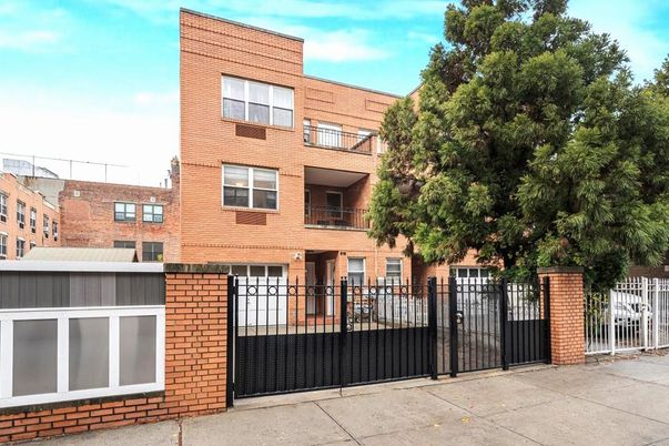 Exterior, Facade, Brick Facade, Rowhouse