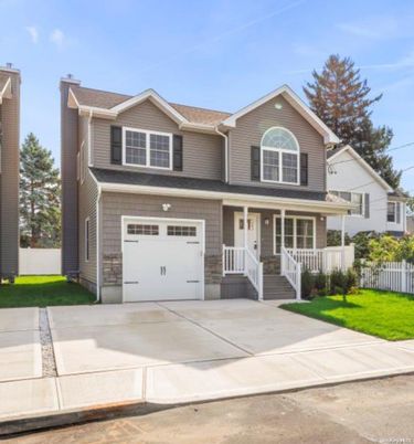 Attached, Exterior, Facade, American Craftsman