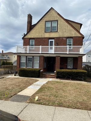 Exterior, Facade, Brick Facade, Queen Anne Victorian