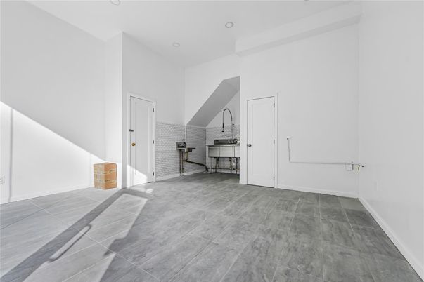 Empty room, Interior, Recessed Lighting