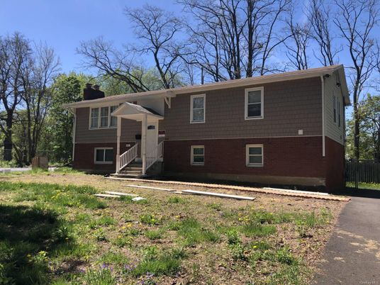 Exterior, Facade, Raised Ranch