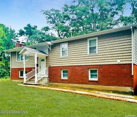 Exterior, Facade, Brick Facade, Raised Ranch