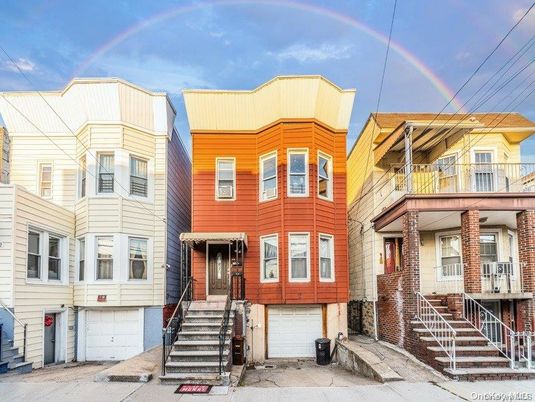 Attached, Exterior, Facade, Rowhouse