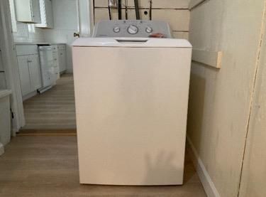 Interior, Washer, Wood Texture Flooring