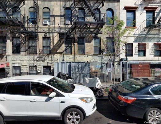 Exterior, Facade, Brick Facade, Rowhouse
