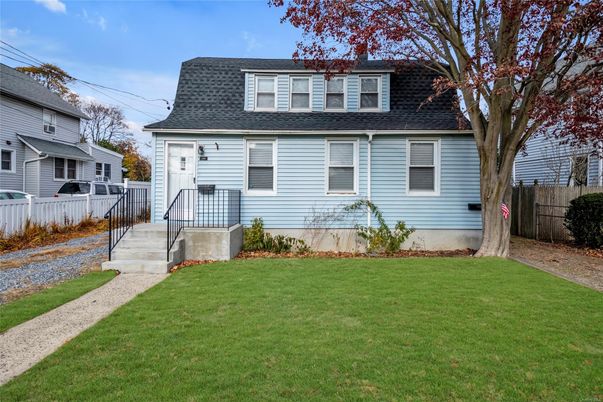Exterior, Facade, Cape Cod