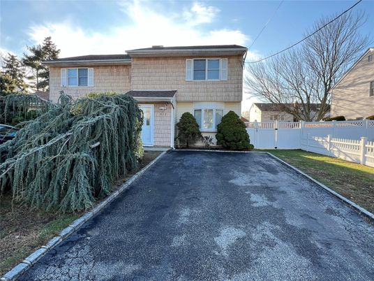 Attached, Exterior, Facade, Split Level