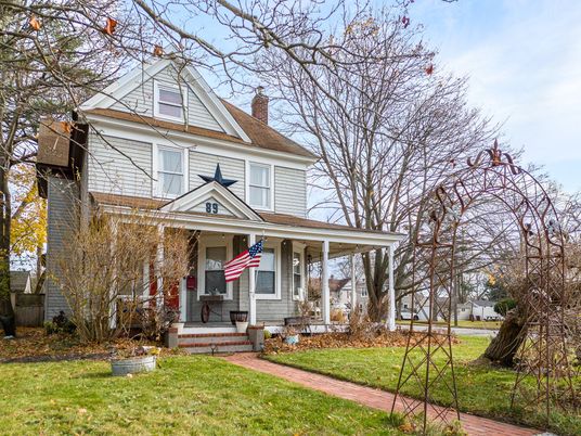Exterior, Facade, Queen Anne Victorian