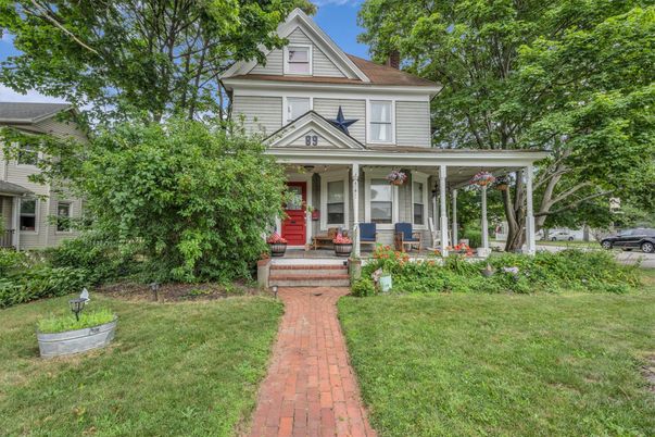 Exterior, Facade, Queen Anne Victorian