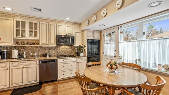 Dining room, Interior, Kitchen, Recessed Lighting, Wood Texture Flooring