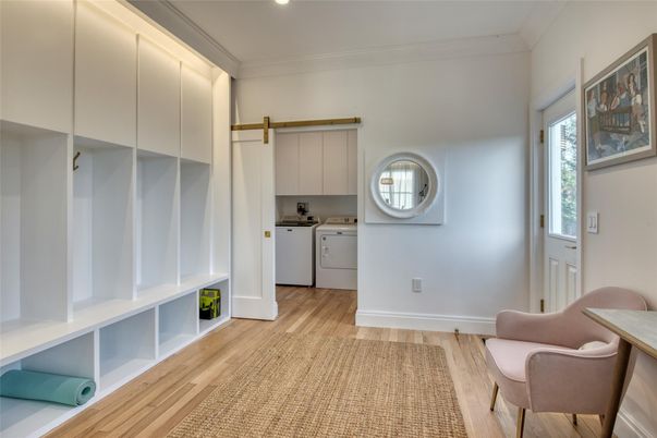 Interior, Recessed Lighting, Washer, Wood Texture Flooring