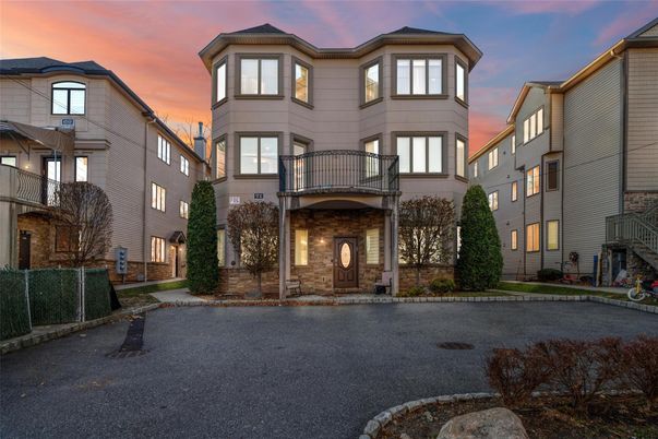 Exterior, Facade, Rowhouse
