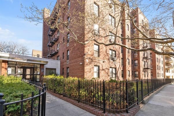 Exterior, Facade, Brick Facade, Rowhouse