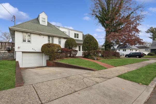 Attached, Exterior, Facade, Cape Cod