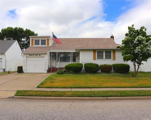 Attached, Exterior, Facade, Cape Cod