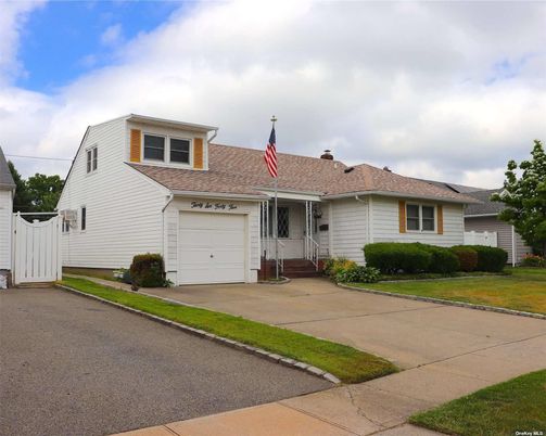 Attached, Exterior, Facade, Cape Cod