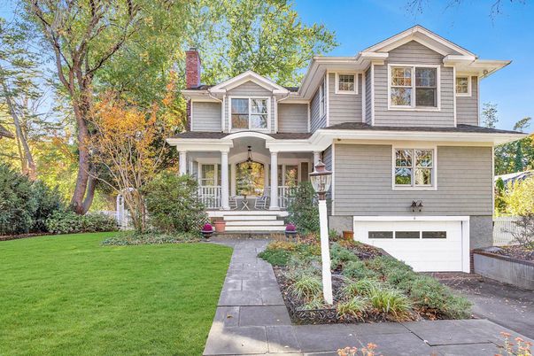Attached, Exterior, Facade, Queen Anne Victorian