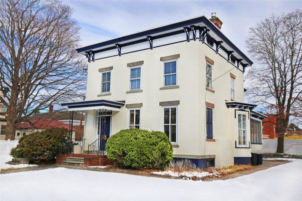 Exterior, Facade, American Foursquare
