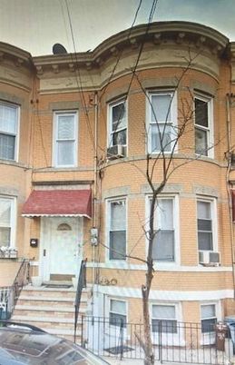 Exterior, Facade, Brick Facade, Rowhouse