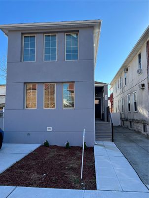 Exterior, Facade, American Foursquare