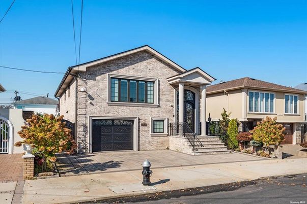 Attached, Exterior, Facade, Brick Facade, Queen Anne Victorian