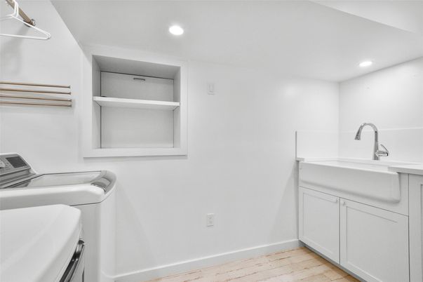 Interior, Recessed Lighting, Washer, Wood Texture Flooring