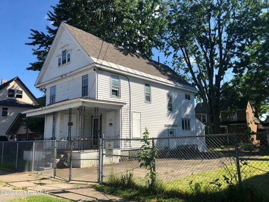 Exterior, Facade, Queen Anne Victorian