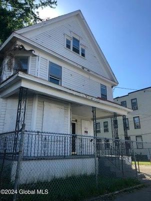 Exterior, Facade, Queen Anne Victorian
