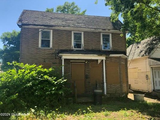 Exterior, Facade, Brick Facade, Cape Cod