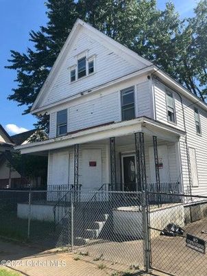 Exterior, Facade, Queen Anne Victorian