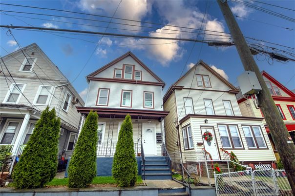 Exterior, Facade, Queen Anne Victorian