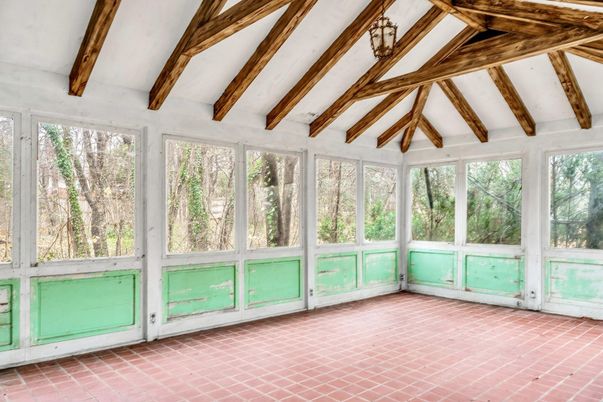 Empty room, Interior, Sun Room, Wooden Beams