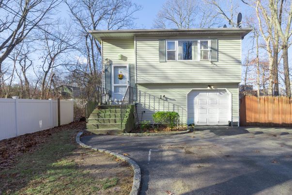 Attached, Exterior, Facade, Raised Ranch