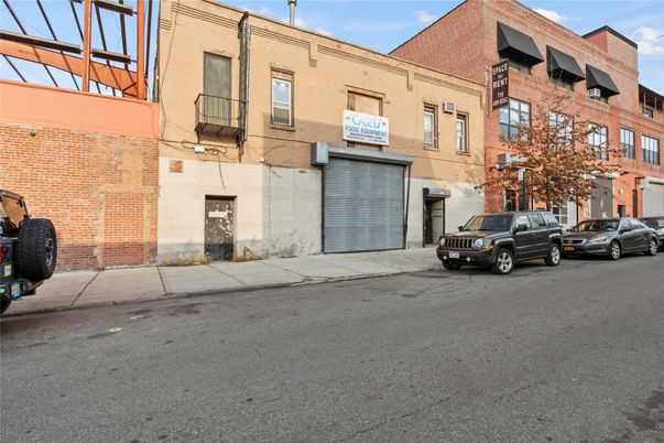 Exterior, Facade, Brick Facade, Rowhouse