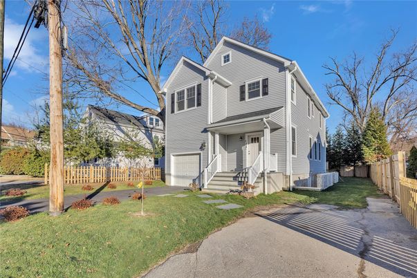 Attached, Exterior, Facade, Queen Anne Victorian