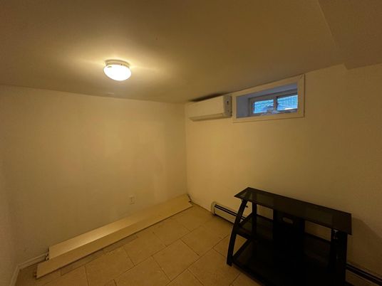 Empty room, Interior