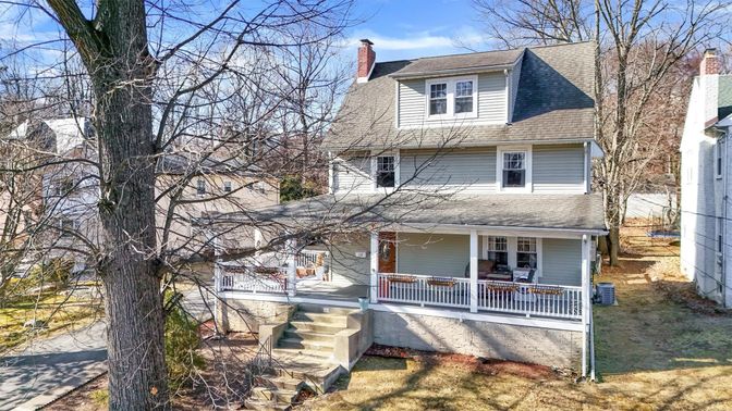 Exterior, Facade, American Foursquare