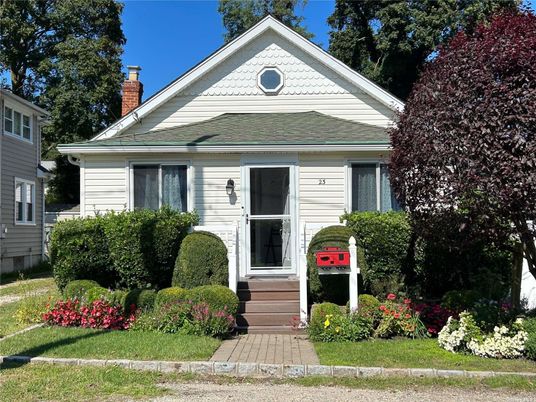 Exterior, Facade, Queen Anne Victorian