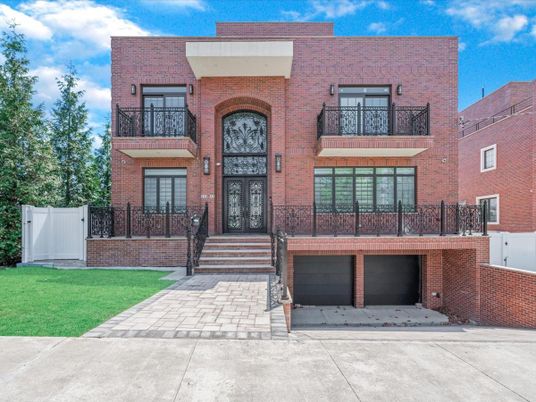 Exterior, Facade, Brick Facade, Rowhouse